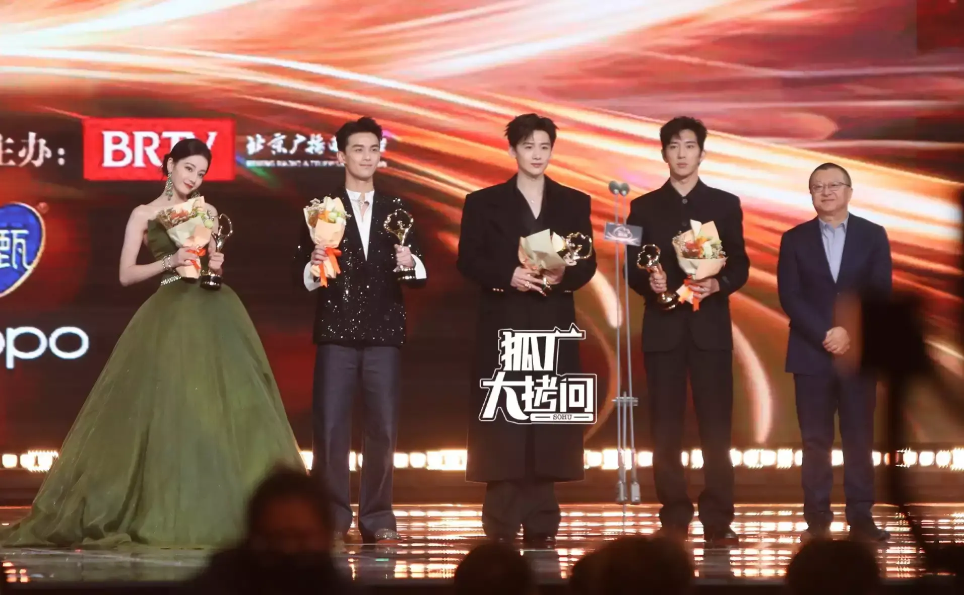 热巴:赶来拿奖不容易～奖杯～奖杯别跑!_吴磊_微博_明星