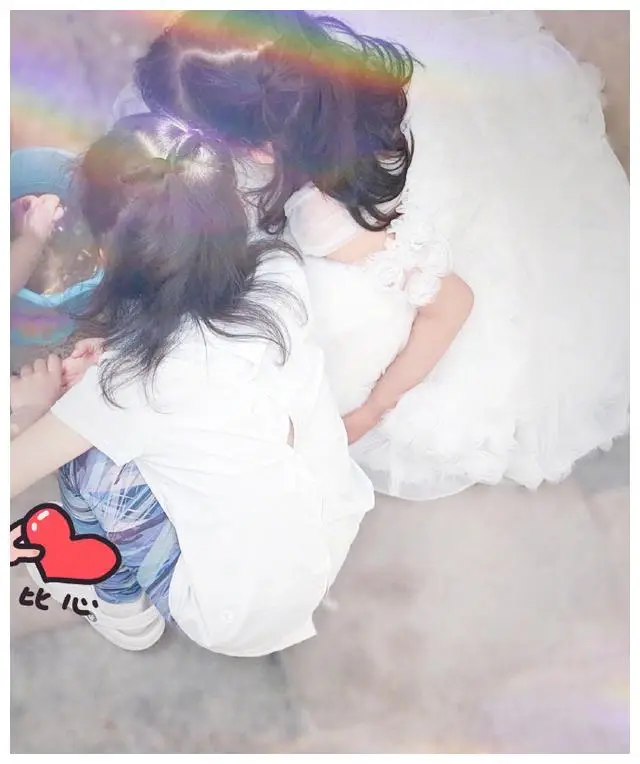 双胞胎女儿满6岁,张杰庆祝,咘芽小胖手抢镜太可爱!_谢娜_跳跳_照片