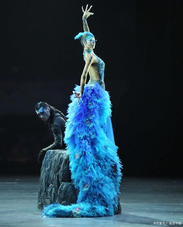 最近,杨丽萍的舞蹈作品《孔雀》在娱乐圈掀起了一场前所未有的争议.