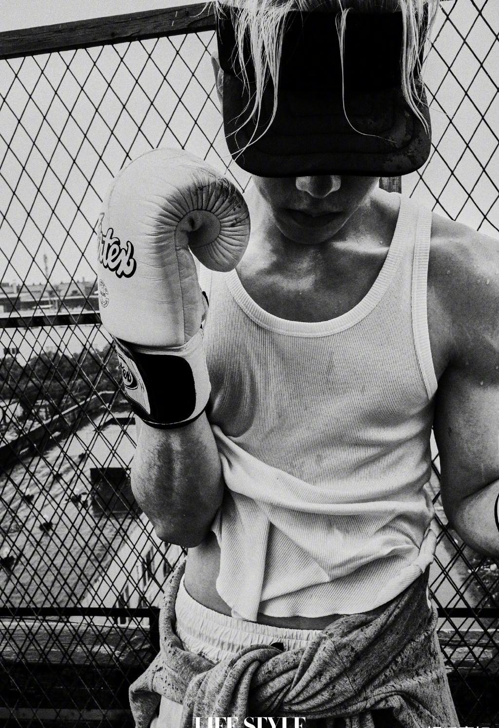 金发造型出镜,恰好的肌肉线条,少年荷尔蒙气息~1月13日,王子异《精品