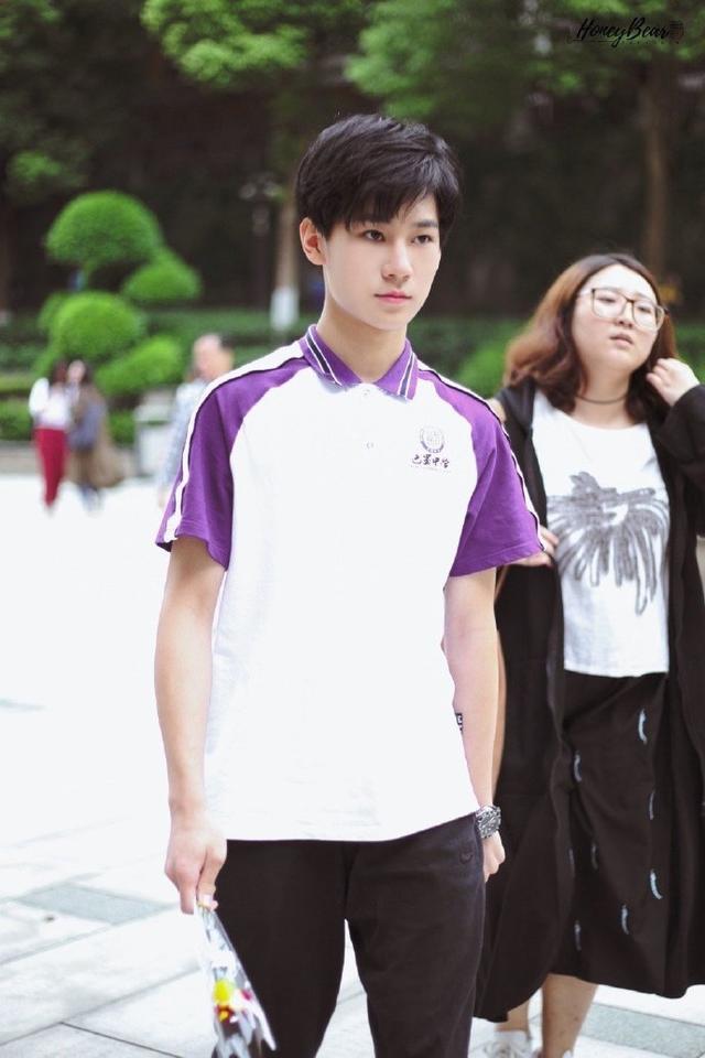 张真源现身高中毕业照拍摄现场 镜头定格限定男高小张的珍贵时光