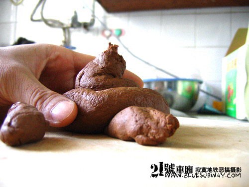 烟:.其实我做了一个超级粑粑人的.(就是照片里躺着那个).