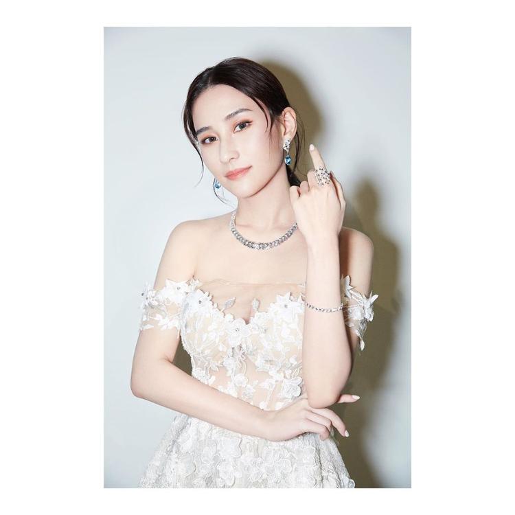 赌王千金何超莲穿镂空礼服事业线深邃