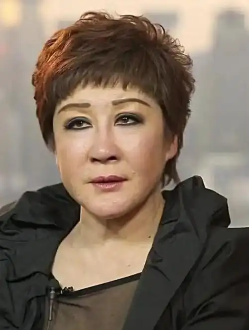 "香港艳星"丁佩:凭借李小龙成名,李小龙去世后她过得怎样?