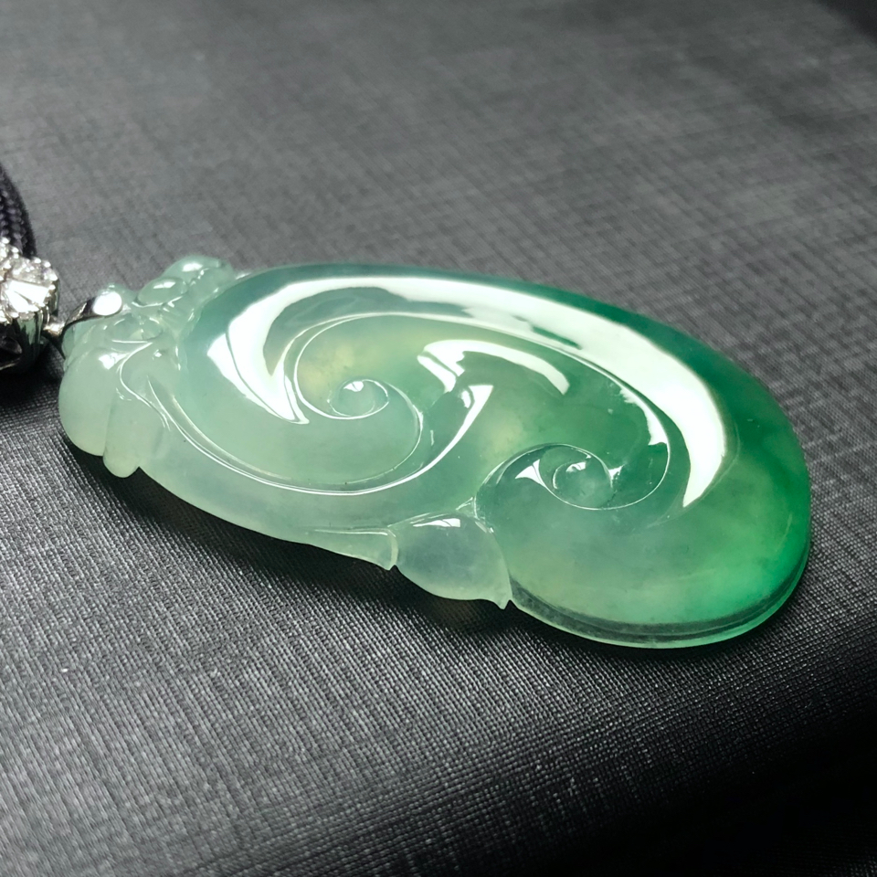 镶18k金钻石冰种晴水飘绿翡翠如意挂坠