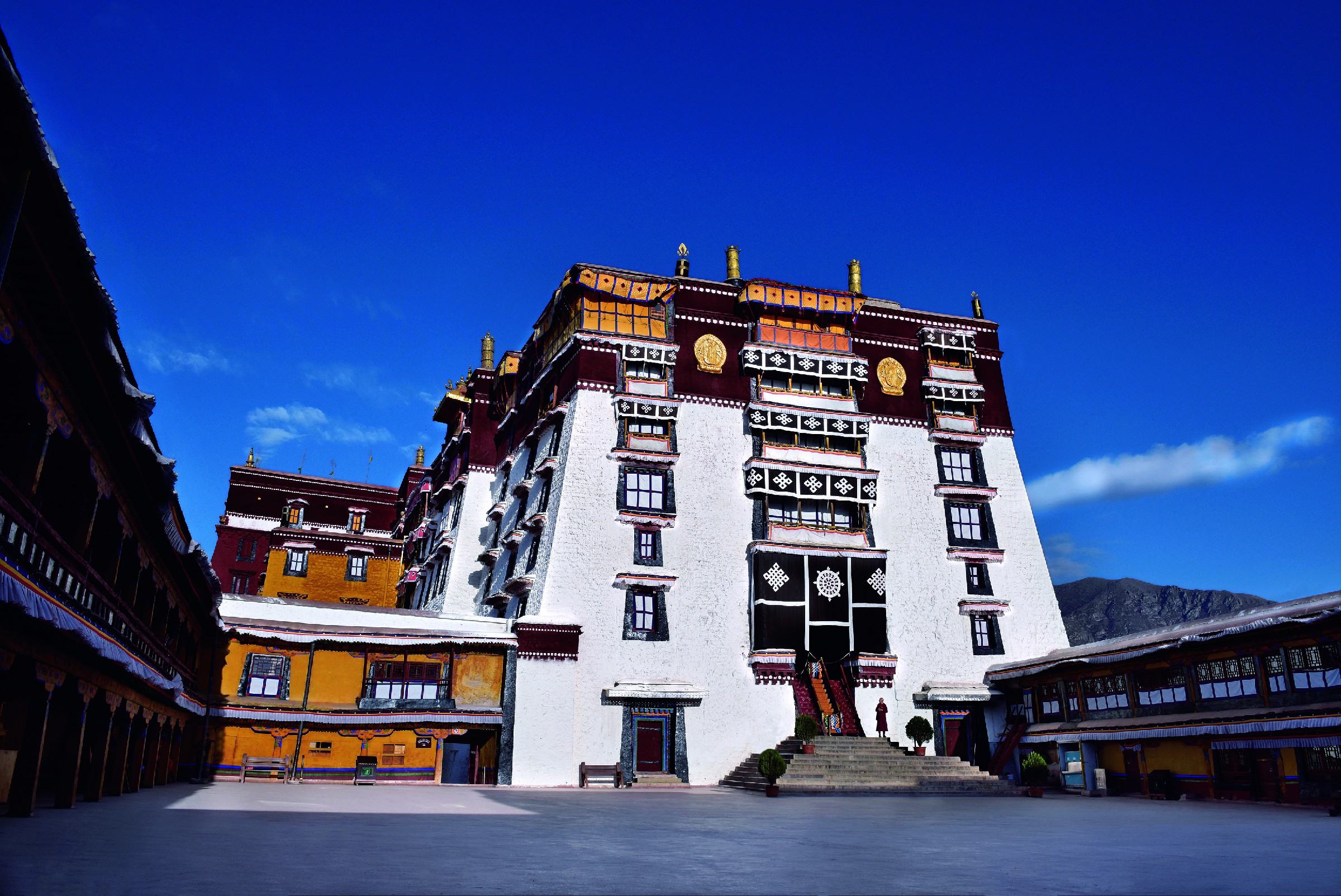 图/布达拉宫德央厦广场如果说布达拉宫是西藏1380多年历史的参与者,那