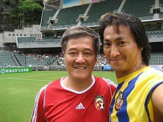 何家劲"旧照片"里11位明星全搞清楚了,除成龙外,还有他们