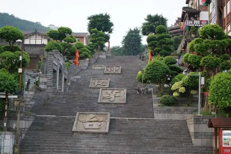 贵州仁怀市茅台镇景色优美,是一座迷人的不夜城.