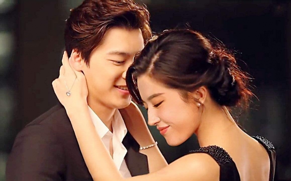 李易峰刘亦菲微博互动暧昧和刘亦菲在一起恋情被曝光