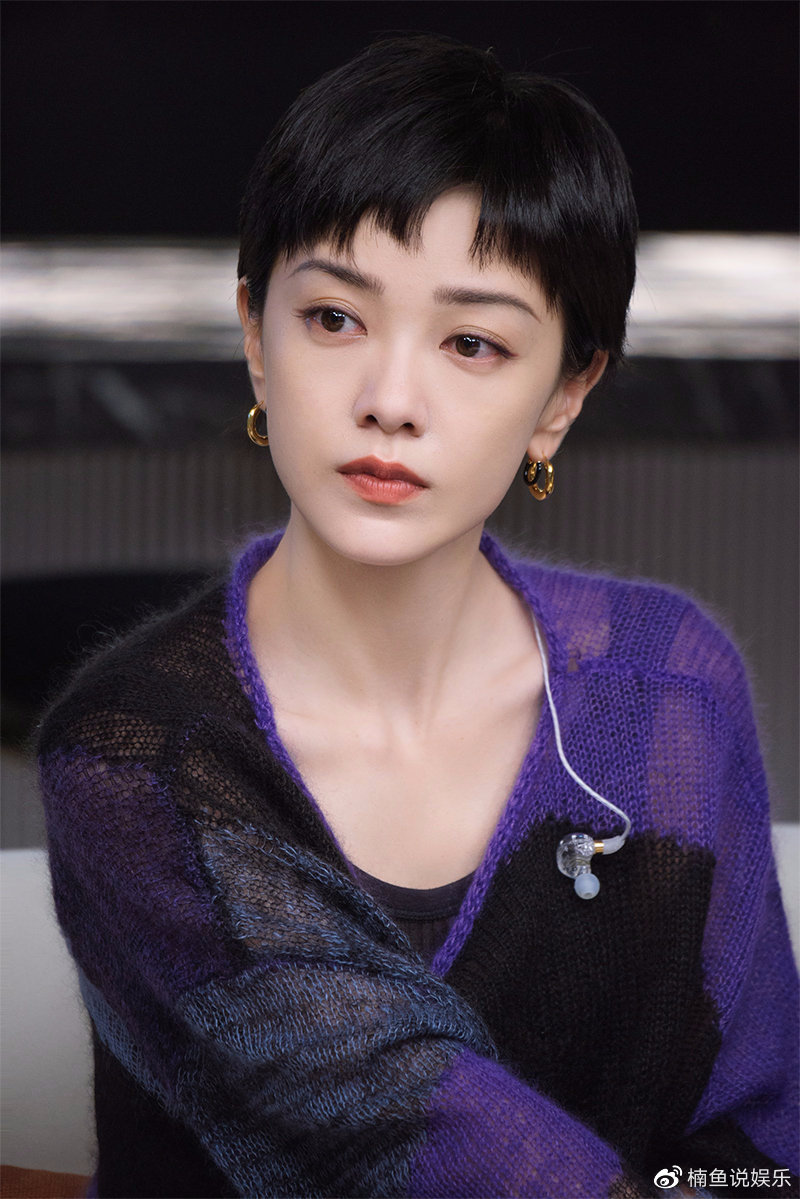 郭采洁不愧是高级脸最挑人的紫色毛衣照样穿出美感美得好过分