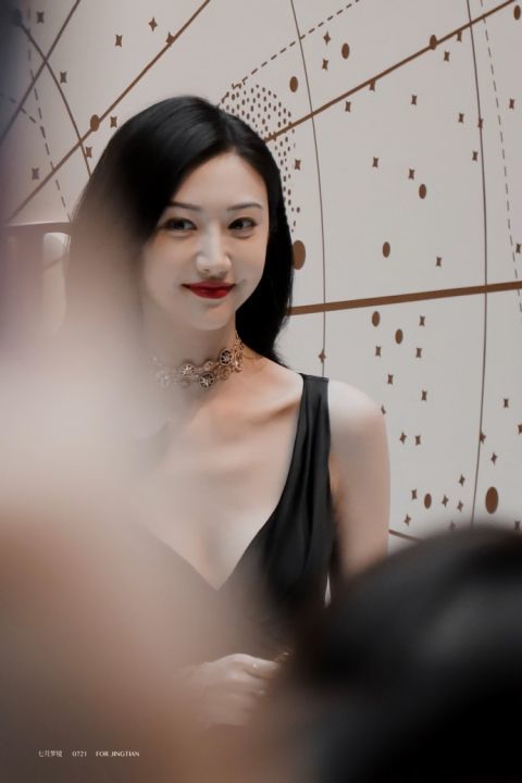 景甜深v黑色缎面长裙走秀烈焰红唇显高贵气质