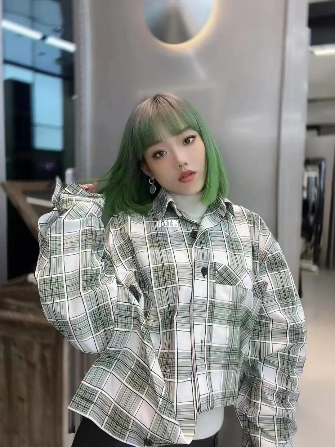 显白灰绿色发色夏季的时尚