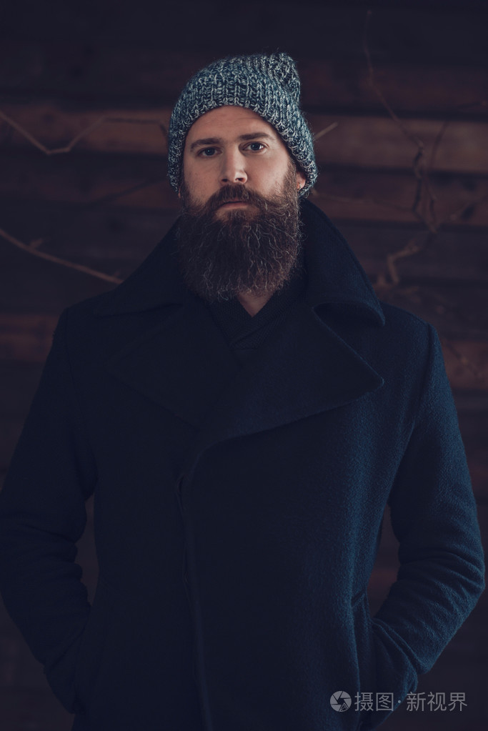 在冬天的外套的山羊胡子的男人