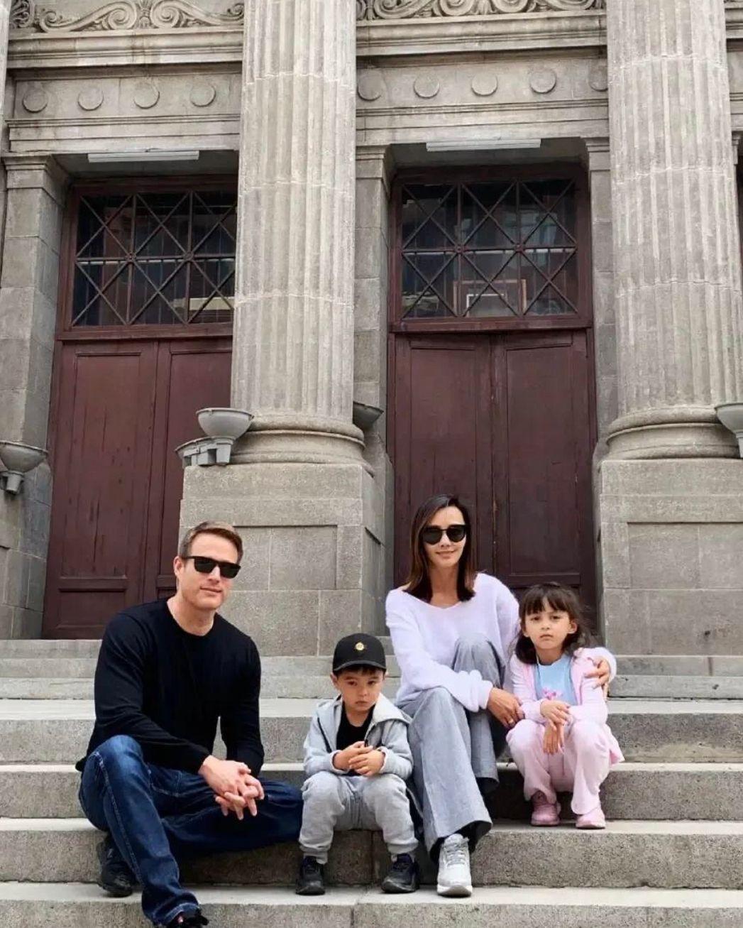 一,马雅舒一家四口基础款穿搭解析