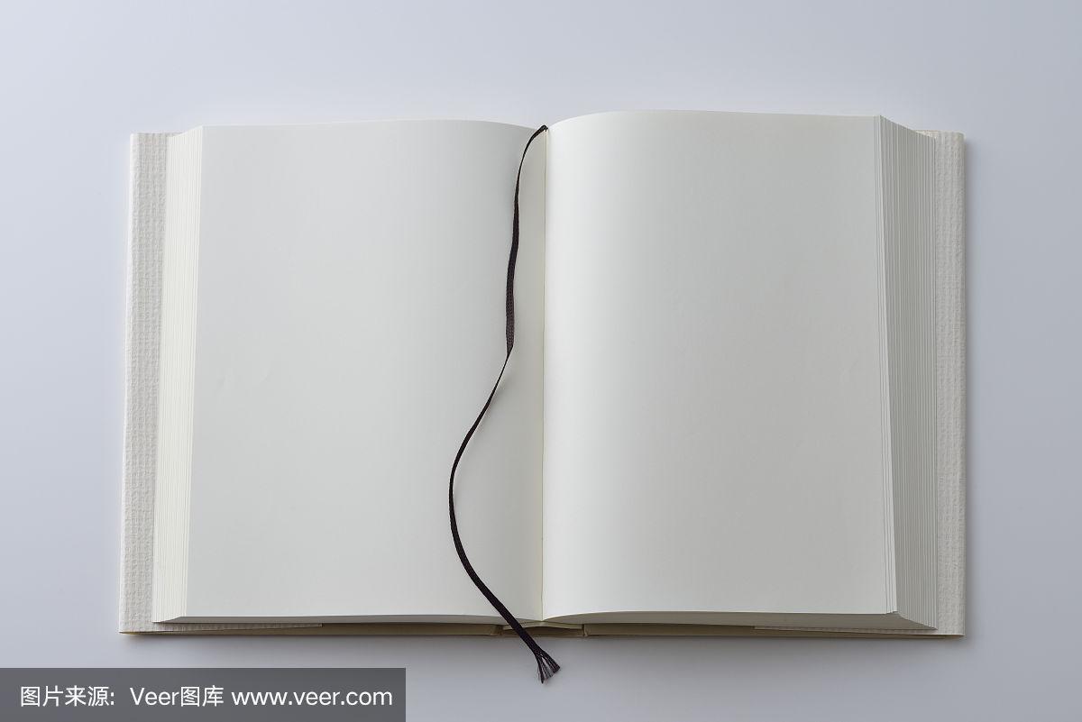 翻开的书的空白页,封面在白色背景上