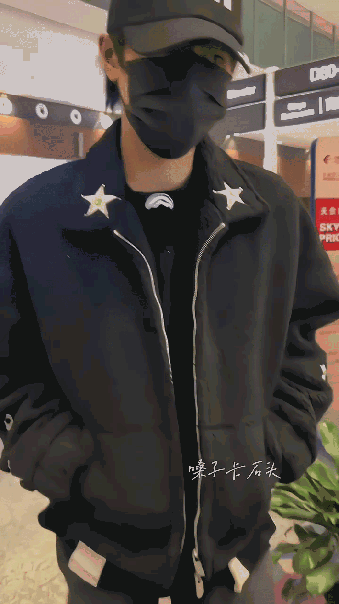 朱志鑫出发重庆#  朱志鑫今日份机场饭拍  all black造型出发重庆了