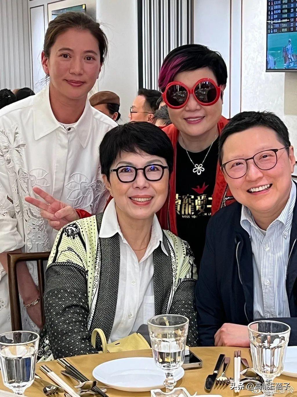 64岁关菊英携相恋15年同性爱人与好友相聚,曾因前夫出轨避走他乡_小田