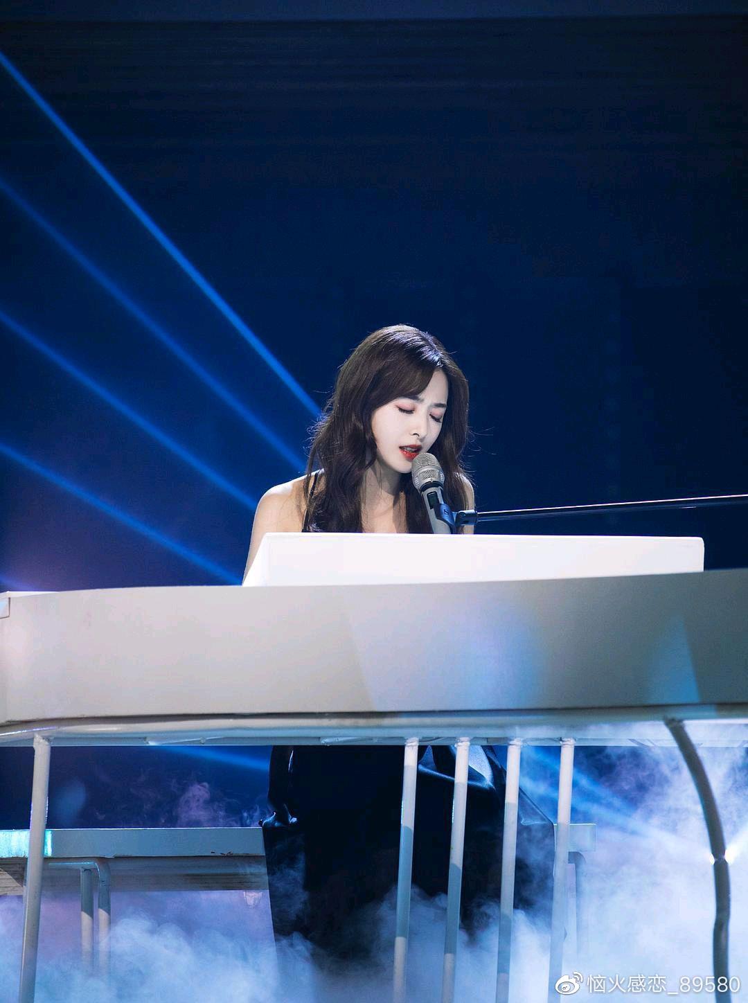 《乘风破浪的姐姐》张含韵这张脸放到101系列选秀里也毫无违和感