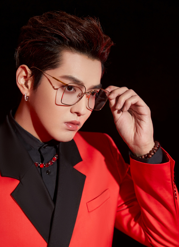 2021活出我姿态##吴亦凡新年红西装##求吴亦凡金丝眼镜半永久