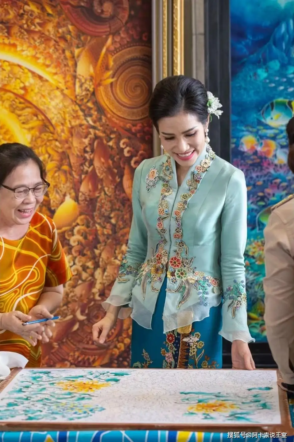 泰国王后苏提达和诗妮娜关系成谜,两人若即若离,王室的选择让外界真假