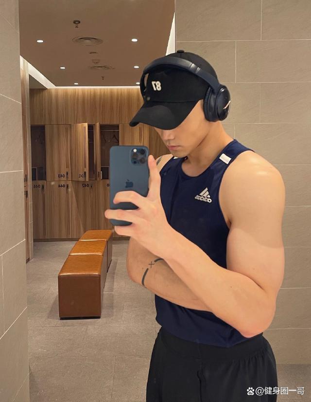 也正因为审美在线,所以对自己还是有很高的要求,至少在身材的保持上