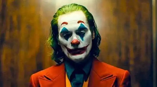 盘点三代小丑狰狞笑容背后的绝望,小丑原型竟出自雨果由