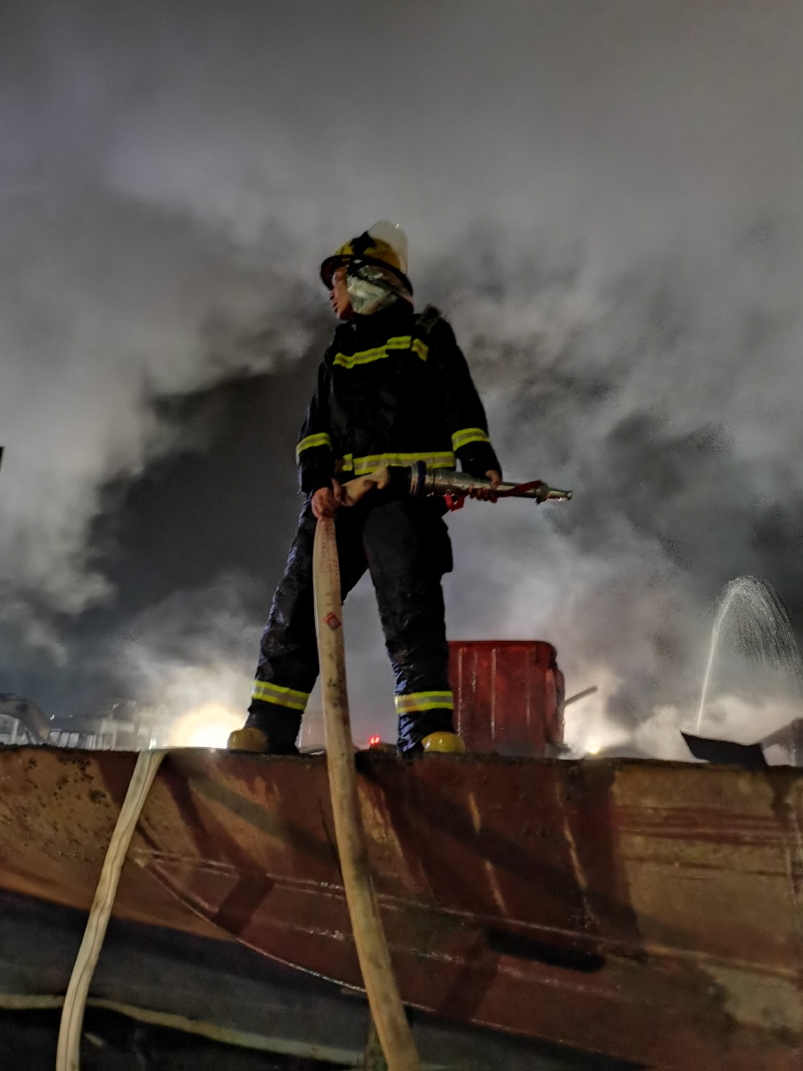 国庆期间,镇上的造船厂失火了,收到报警之后,镇上的消防队员迅速出发