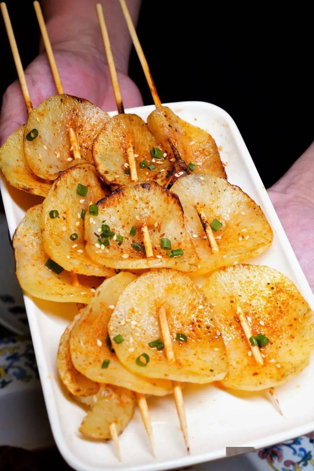 还有炭烤娃娃菜,香辣午餐肉,蒜香毛豆,油炸花生等菜品.