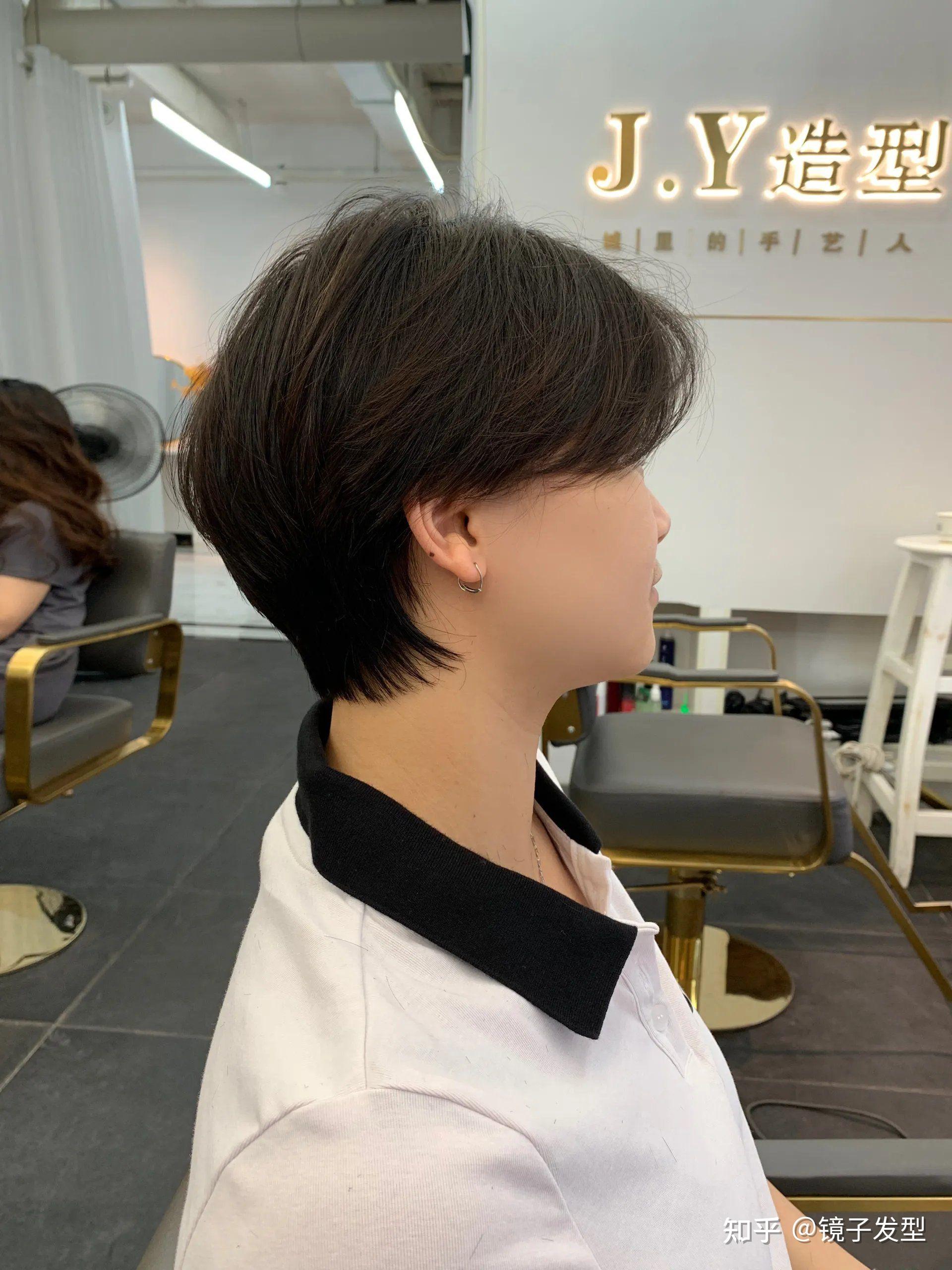 夏季最受欢迎的短发就是短碎发了,所谓短碎发就是周边剪成这种自然