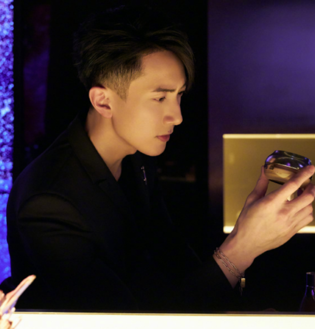 吴尊发文纪念恋爱日,旧照现"漫画脸",果然是相爱25年如一日