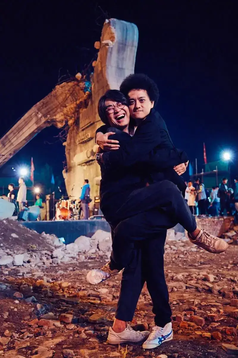 缝纫机乐队》,并作为音乐总监为电影创作歌曲《都选c》《塑料袋》《丁