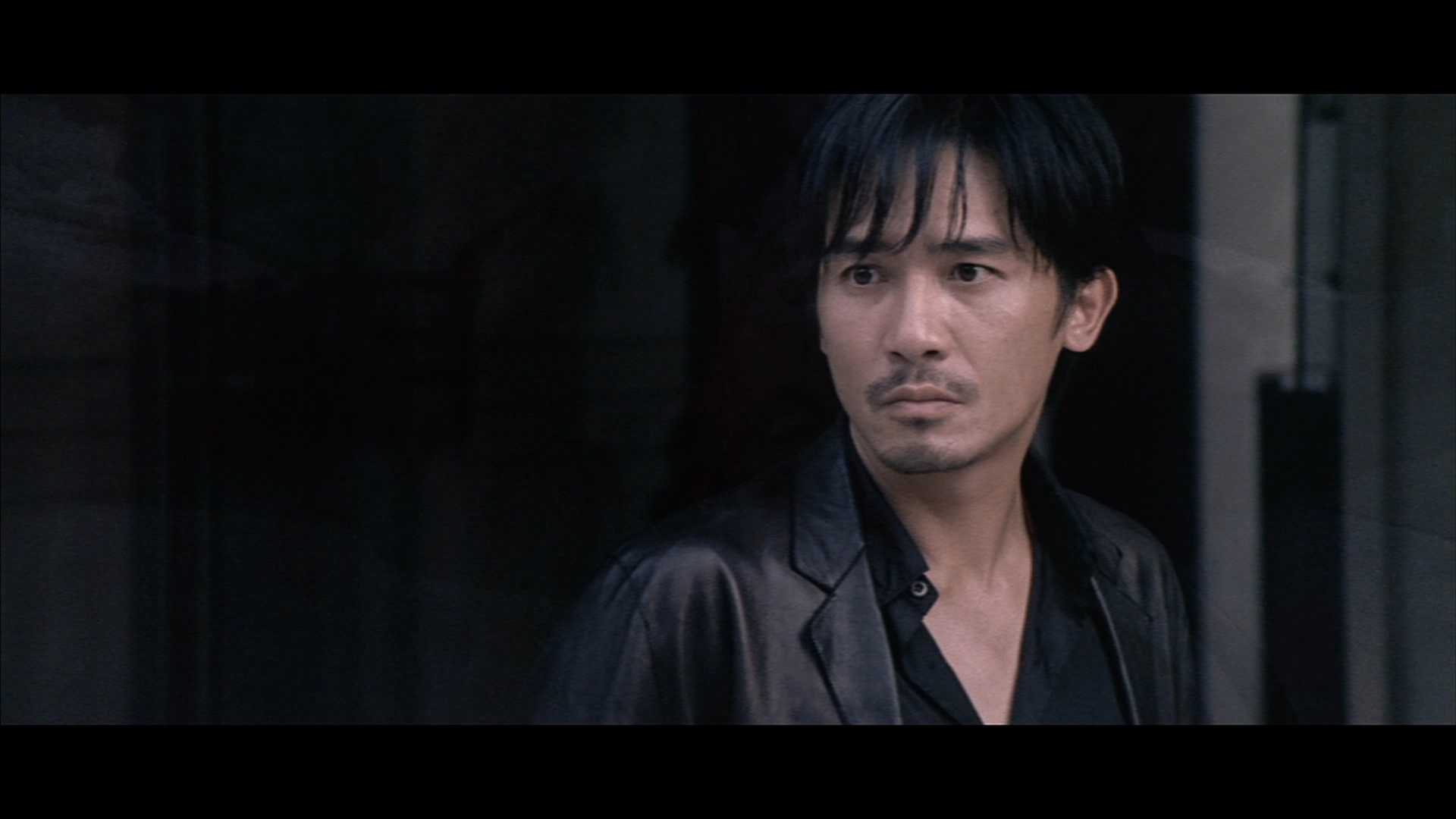 《无间道》亦父亦师亦友的黄sir被人从天台扔下,陈永仁痛苦,绝望又无