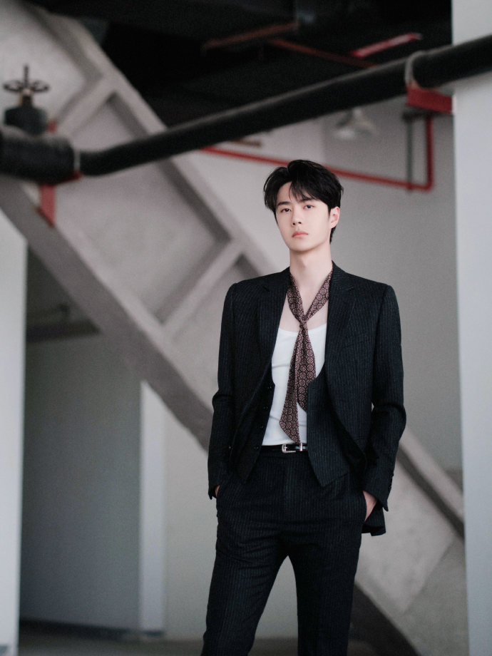 王一博黑西装花领带