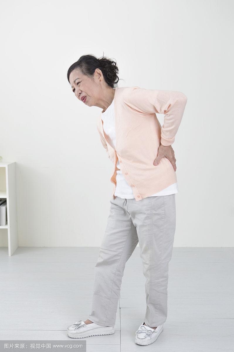 老年女人,腰痠背痛,闪到腰