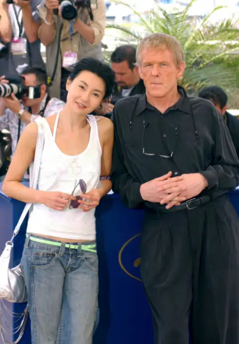 58岁张曼玉疑移居英国,名品店被偶遇身材瘦削,主动握手拒绝合影_支持