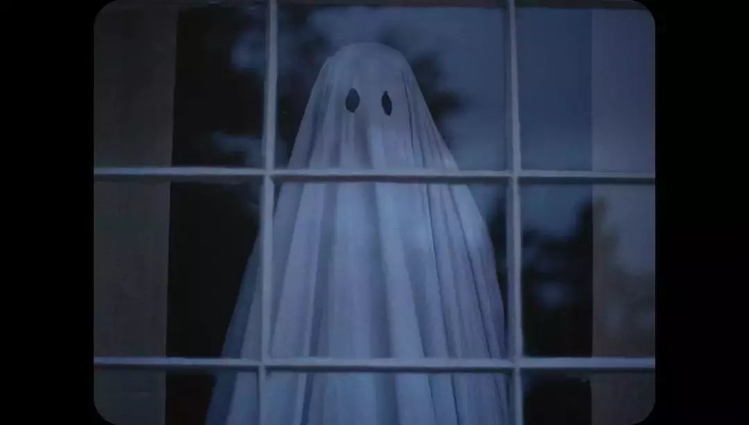 披条床单就说自己是鬼的恐怖片,却是我今年看过最感人的爱情!