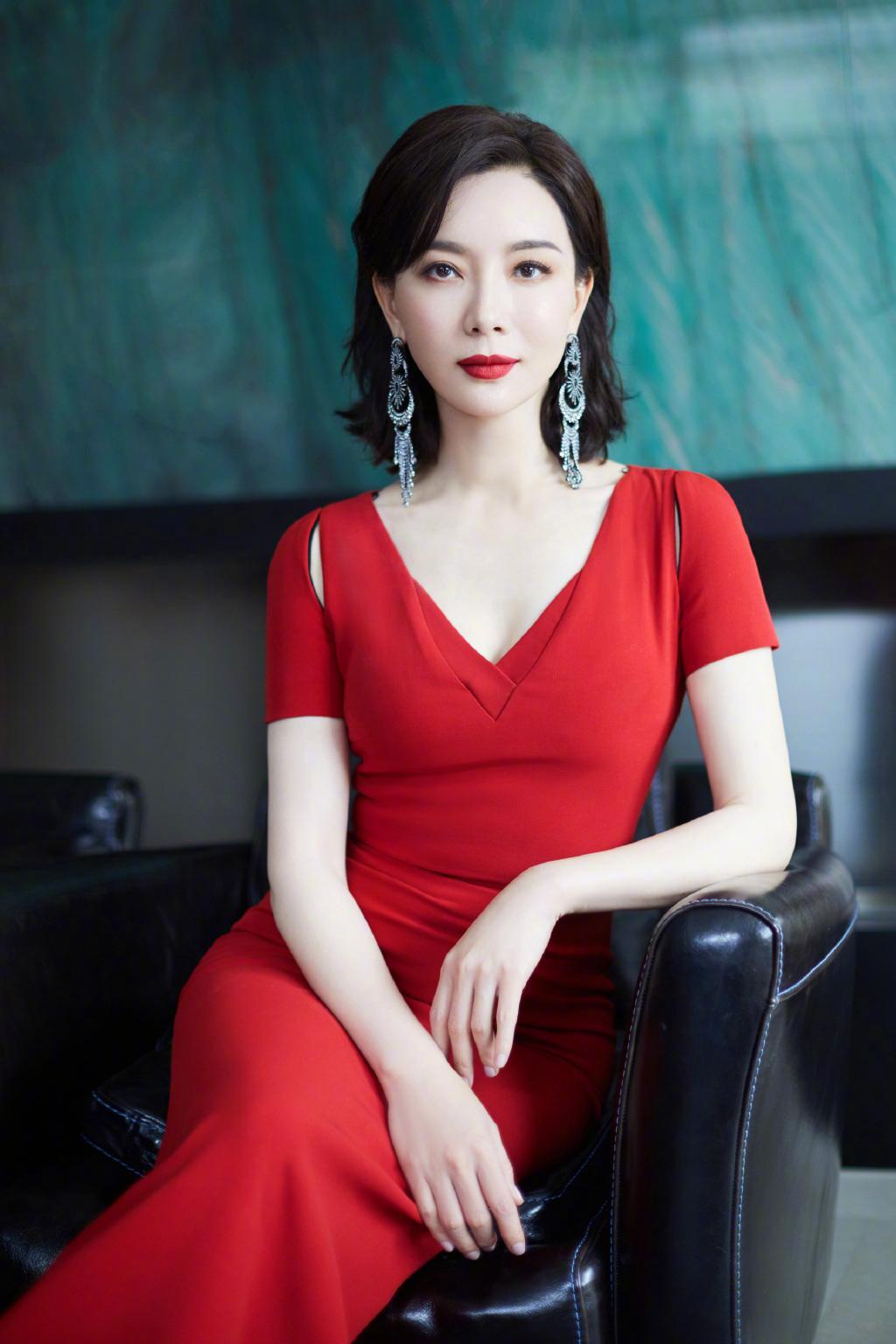 42岁陈数真会穿,红裙配红唇气质好惊艳,这身材一般人羡慕不来|陈数|红