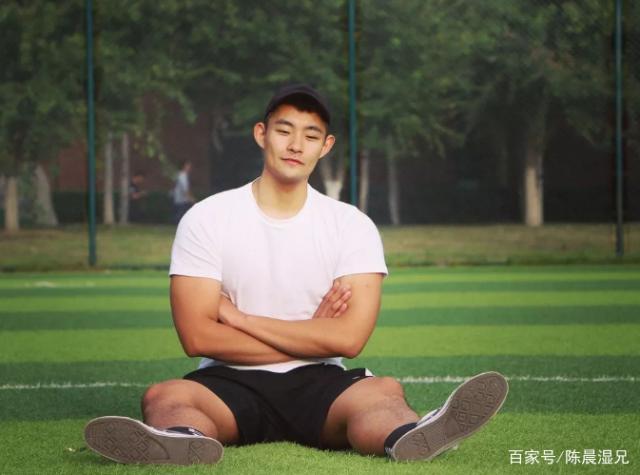 网友在候车室抓拍的1米87大个子体育生,身材高大健壮又憨萌!