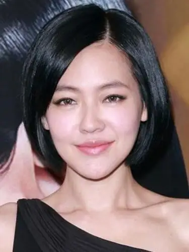 比较好,不易出油,她自身也会挑一些控油的洗发露,再加上她4:6分的短发