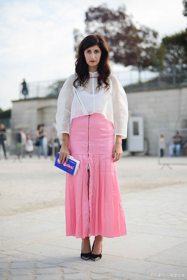经典粉色半裙穿搭