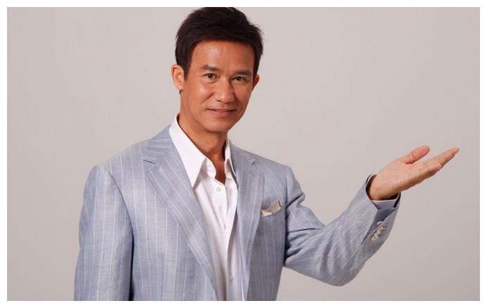 香港"反派专业户"来内地发展,娶小20岁娇妻,61岁显落魄?