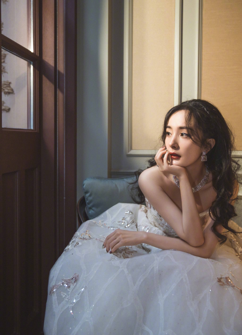 杨幂壁纸穿婚纱的她你爱了嘛