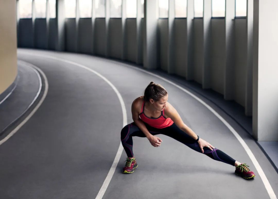 长距离跑步后的正确拉伸姿势