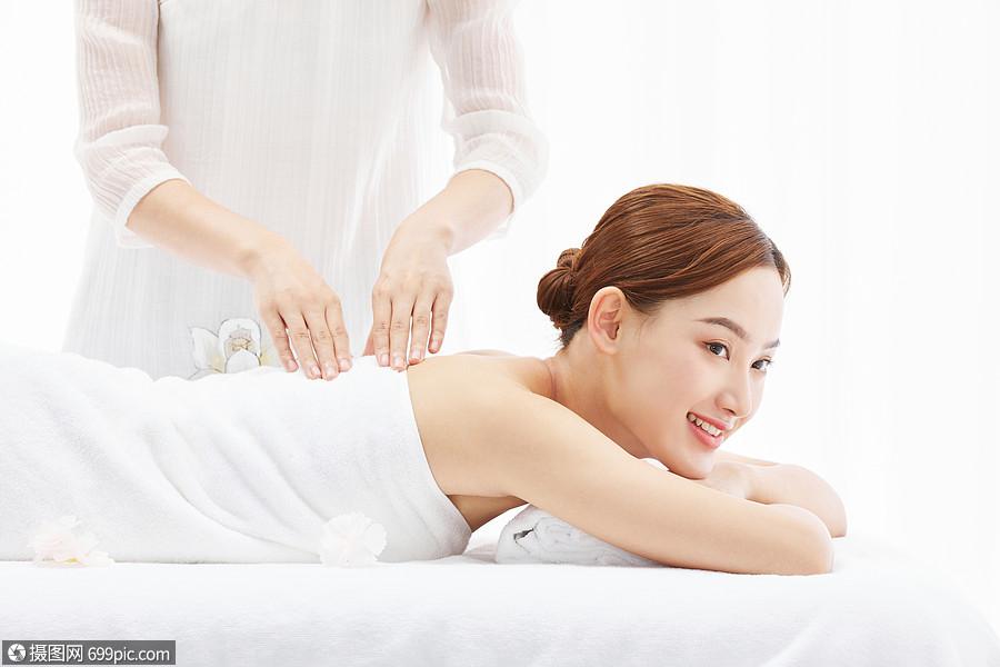 女性spa背部按摩美容中国人