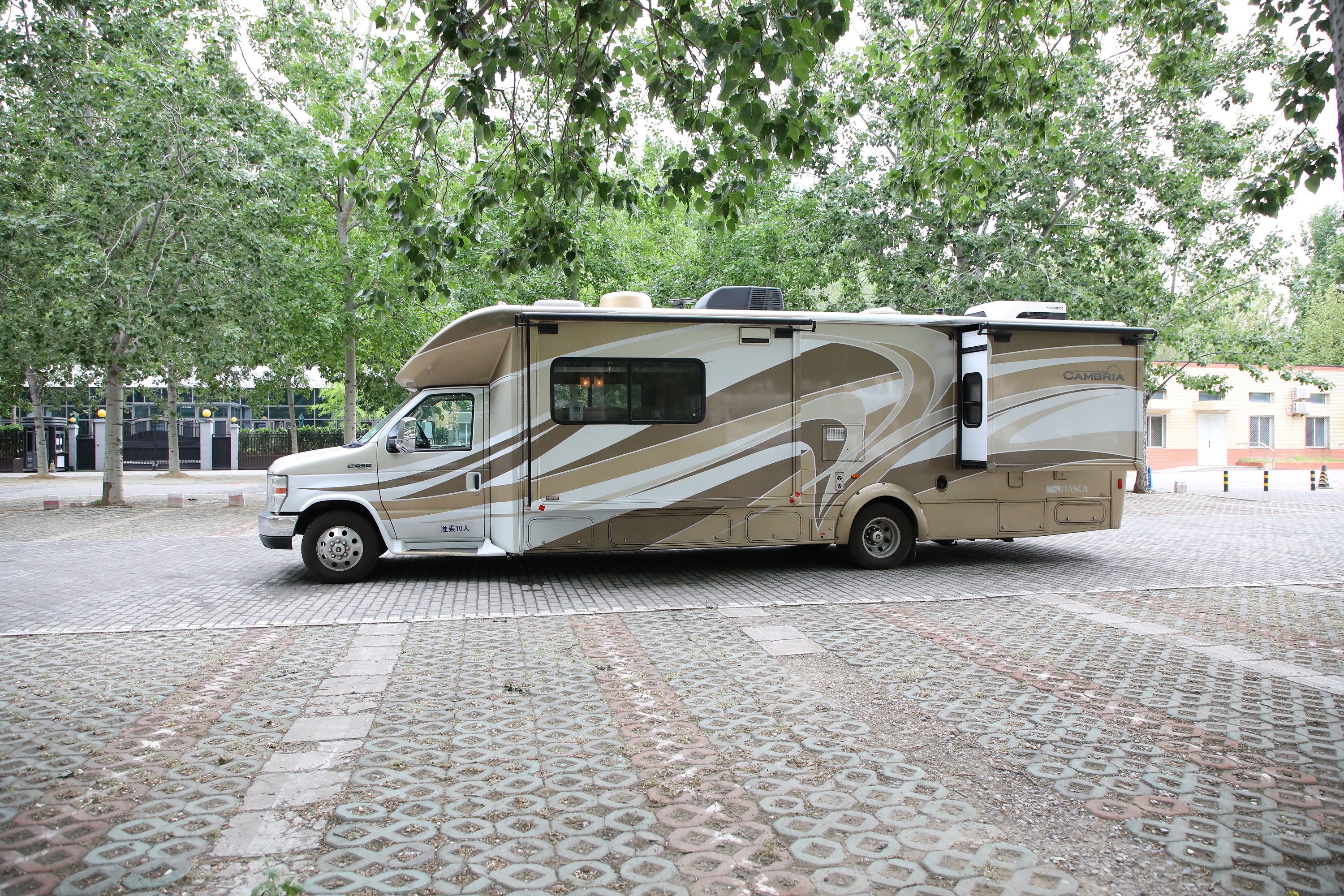 最多能承载10人的福特e450房车你见过吗?