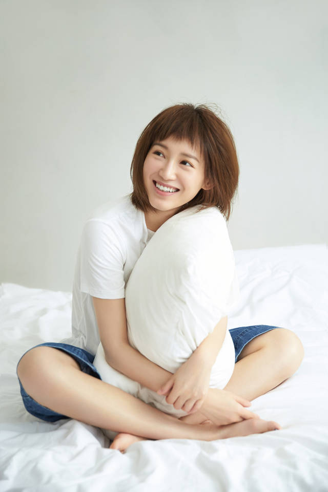 7月5日,演员苏青在生日当天曝光了一组夏日大片.