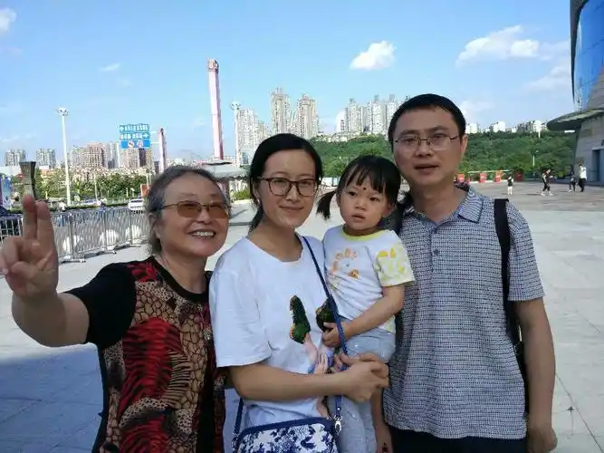 2017年胡景涵和爷爷奶奶外公外婆爸爸妈妈一起,游玩,留影.