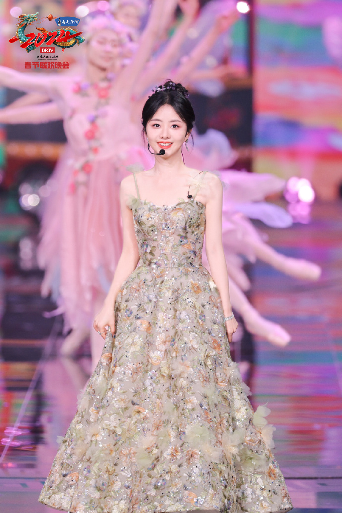谭松韵  in  北京台春晚来自谭松韵的全新舞台造型揭晓 !