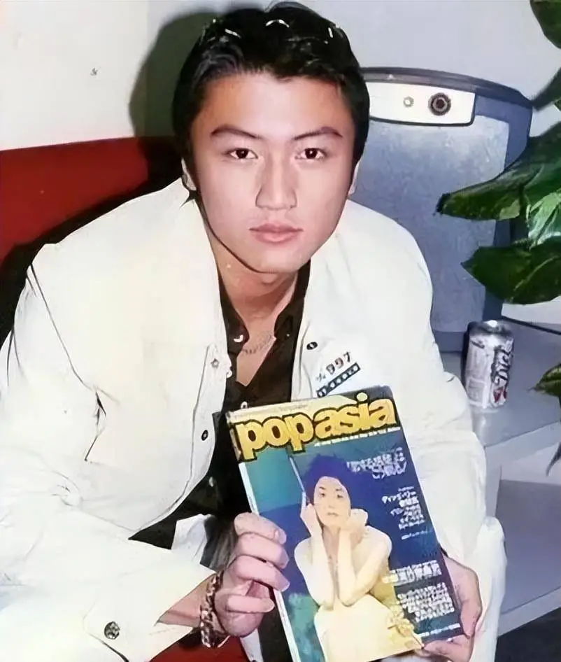 王菲谢霆锋日本回国,王菲用拳头捶男友撒娇,脖子上大疙瘩引热议_那英