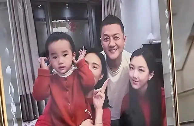 李亚鹏老婆首晒与继女合照,李嫣近照曝光好漂亮,网友只关心债务
